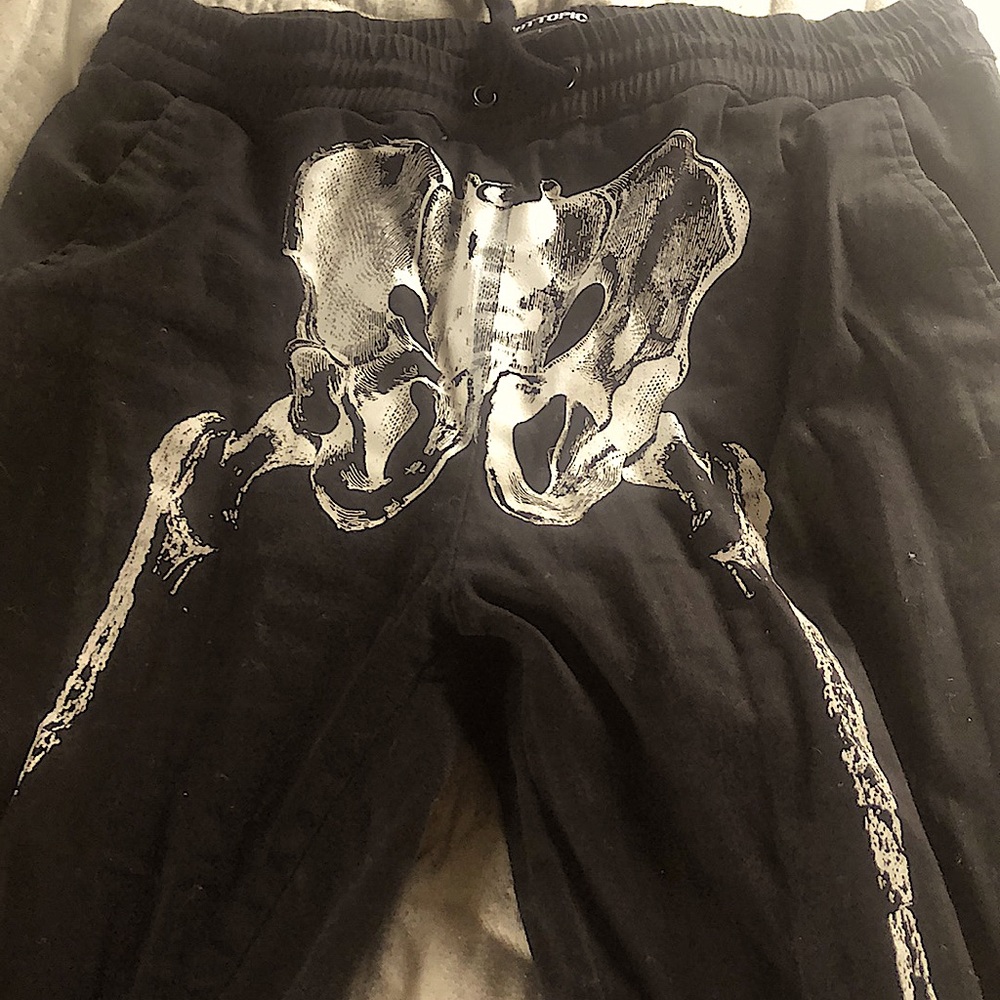 I’m selling these hot topic skeleton pants because I do not fit them anymore